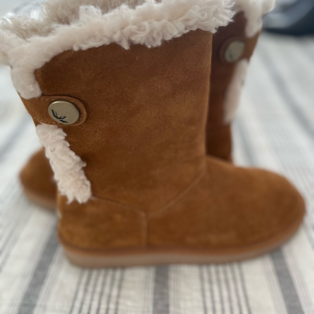 Kookaburra by UGG size 7. Worn once